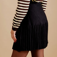 SKIN LIKE BUTTER & CO ~ LIFESTYLE - EASY ELEGANCE- Black Pleated Mini Skirt