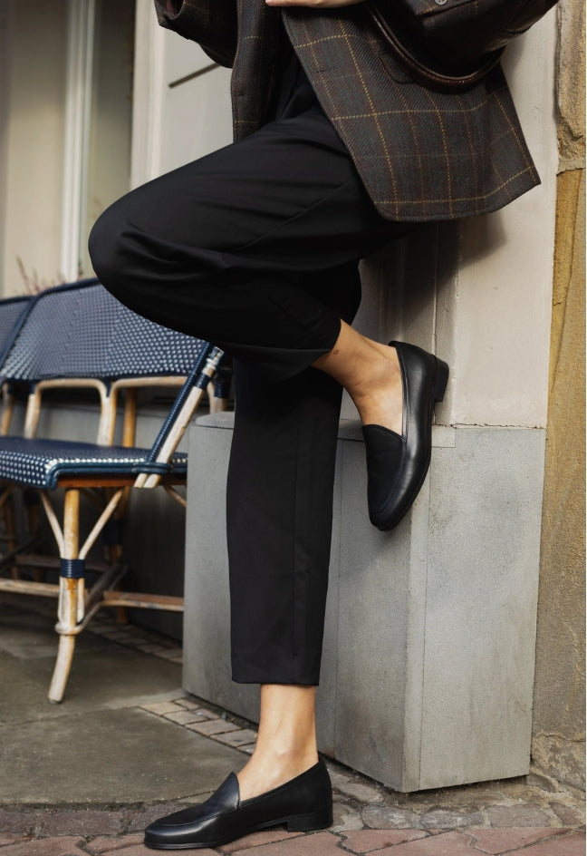 SKIN LIKE BUTTER & CO ~ LIFESTYLE - EASY ELEGANCE Essential Black Medi Heel Leather Pump