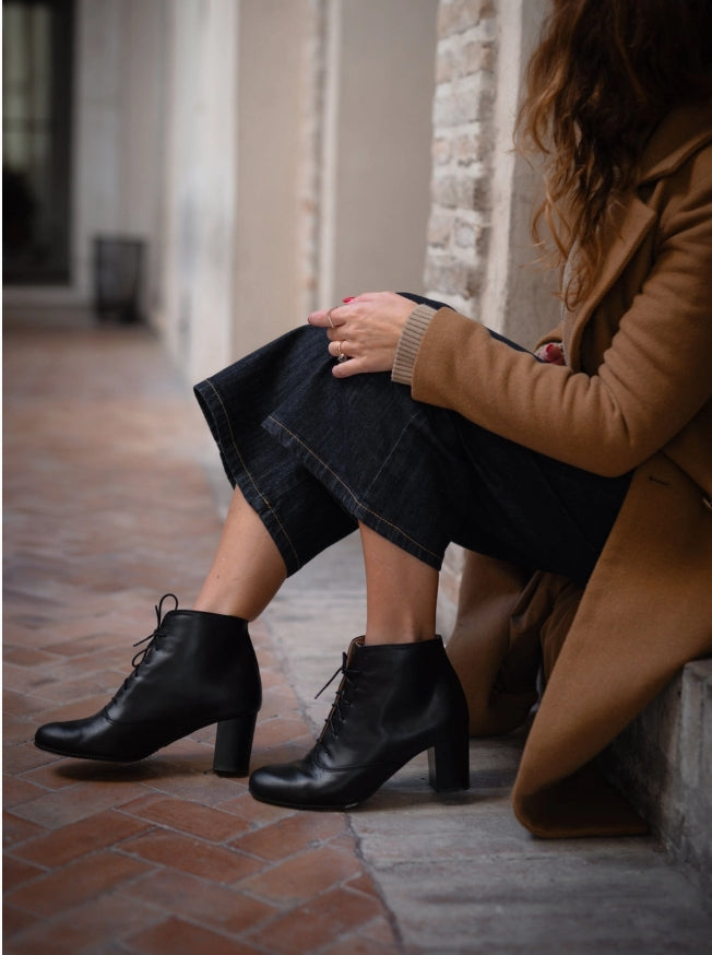 SKIN LIKE BUTTER & CO ~ LIFESTYLE - EASY ELEGANCE Essential Black Leather angle boots