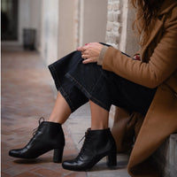 SKIN LIKE BUTTER & CO ~ LIFESTYLE - EASY ELEGANCE Essential Black Leather angle boots