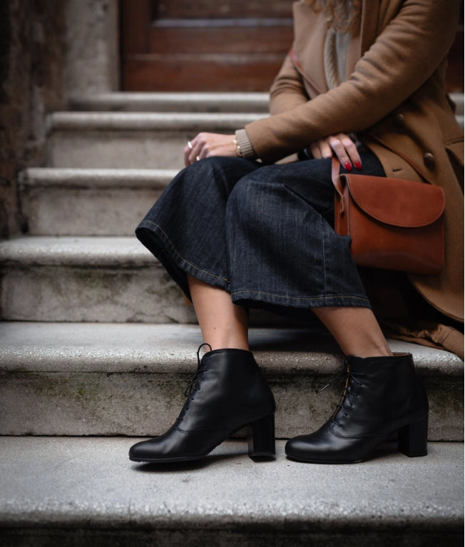 SKIN LIKE BUTTER & CO ~ LIFESTYLE - EASY ELEGANCE Essential Black Leather angle boots