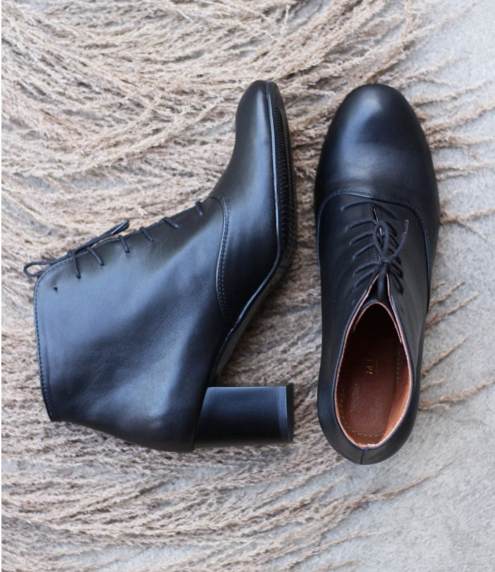 SKIN LIKE BUTTER & CO ~ LIFESTYLE - EASY ELEGANCE Essential Black Leather angle boots
