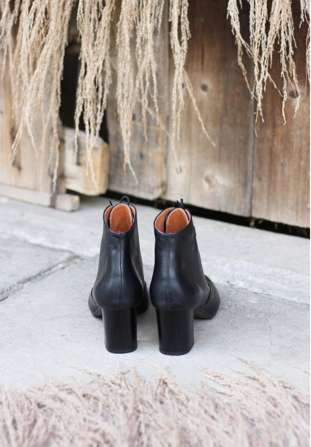 SKIN LIKE BUTTER & CO ~ LIFESTYLE - EASY ELEGANCE Essential Black Leather angle boots