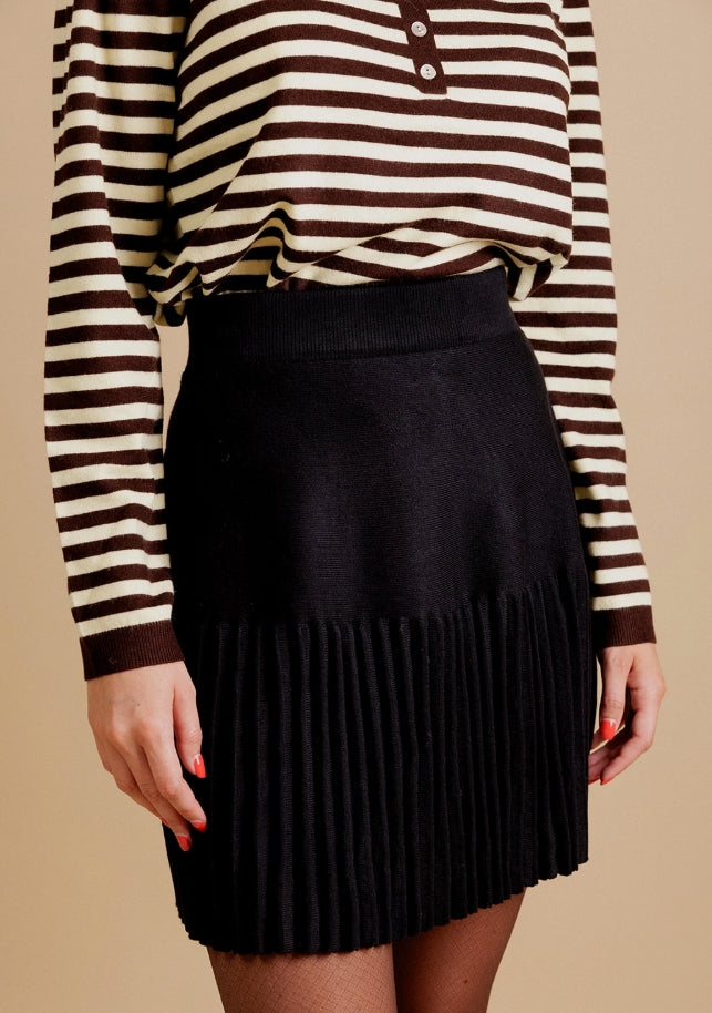 SKIN LIKE BUTTER & CO ~ LIFESTYLE - EASY ELEGANCE- Black Pleated Mini Skirt