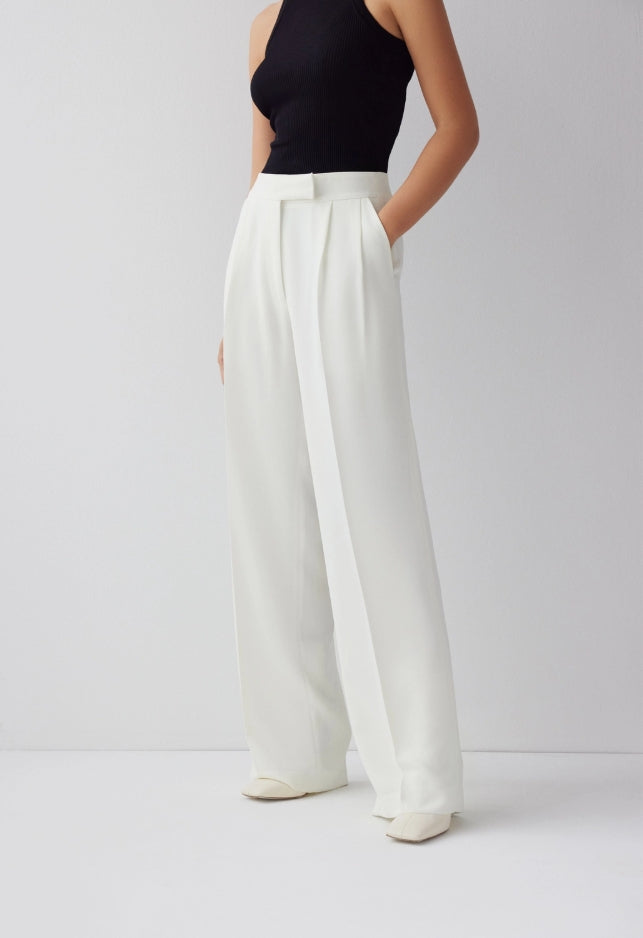 SKIN LIKE BUTTER & CO ~ LIFESTYLE - EASY ELEGANCE- Cream structured trouser