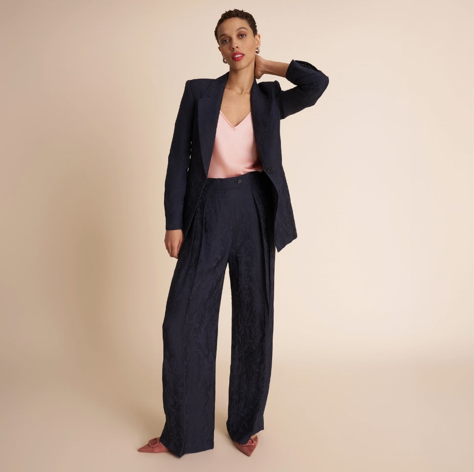 SKIN LIKE BUTTER & CO ~ LIFESTYLE - EASY ELEGANCE - Navy jacquard professional blazer