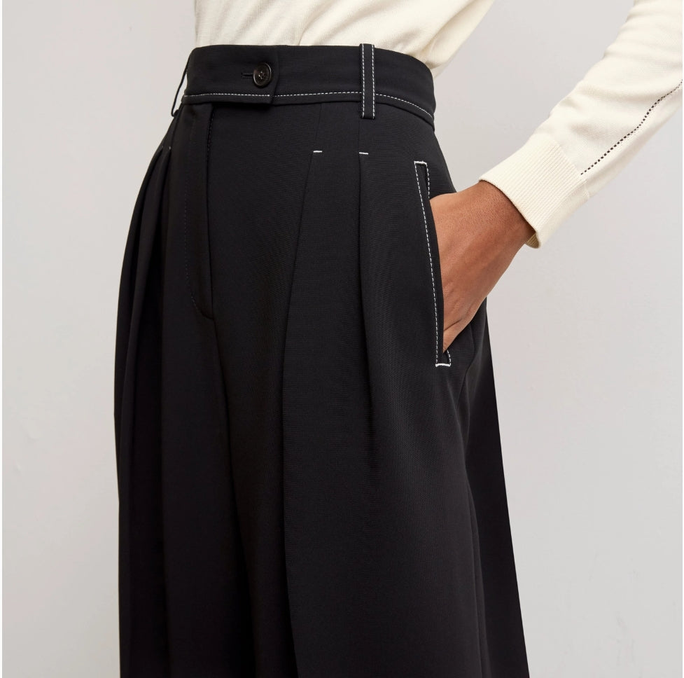 SKIN LIKE BUTTER & CO ~ LIFESTYLE - Black pleated crepe trouser